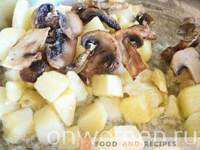 Ziemniaki smażone na patelni z grzybami