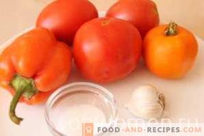 Tomaten mit Paprika und Knoblauch für den Winter