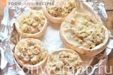 Champignons stuffed with chicken in the oven