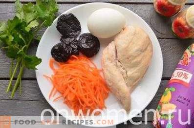 Салата с пилешко месо, сини сливи и корейски моркови