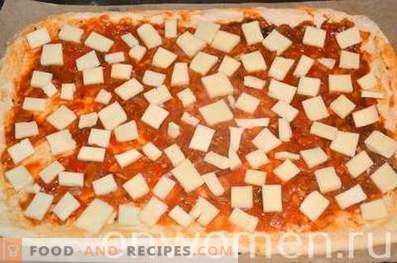 Pizza su pasta lievitata con balyk e mozzarella