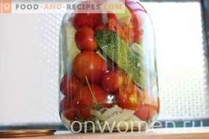 Избрани за зимата краставици и домати и чушки и тиквички